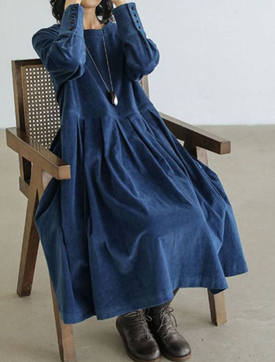 Women's long-sleeved velvet maxi dress with round neckline and pleated skirt