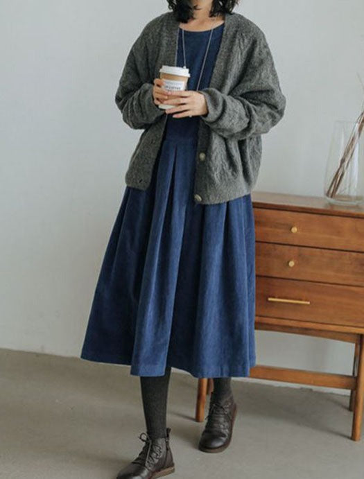 Women's long-sleeved velvet maxi dress with round neckline and pleated skirt
