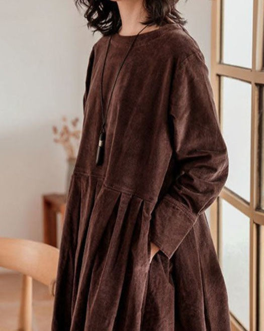 Women's long-sleeved velvet maxi dress with round neckline and pleated skirt