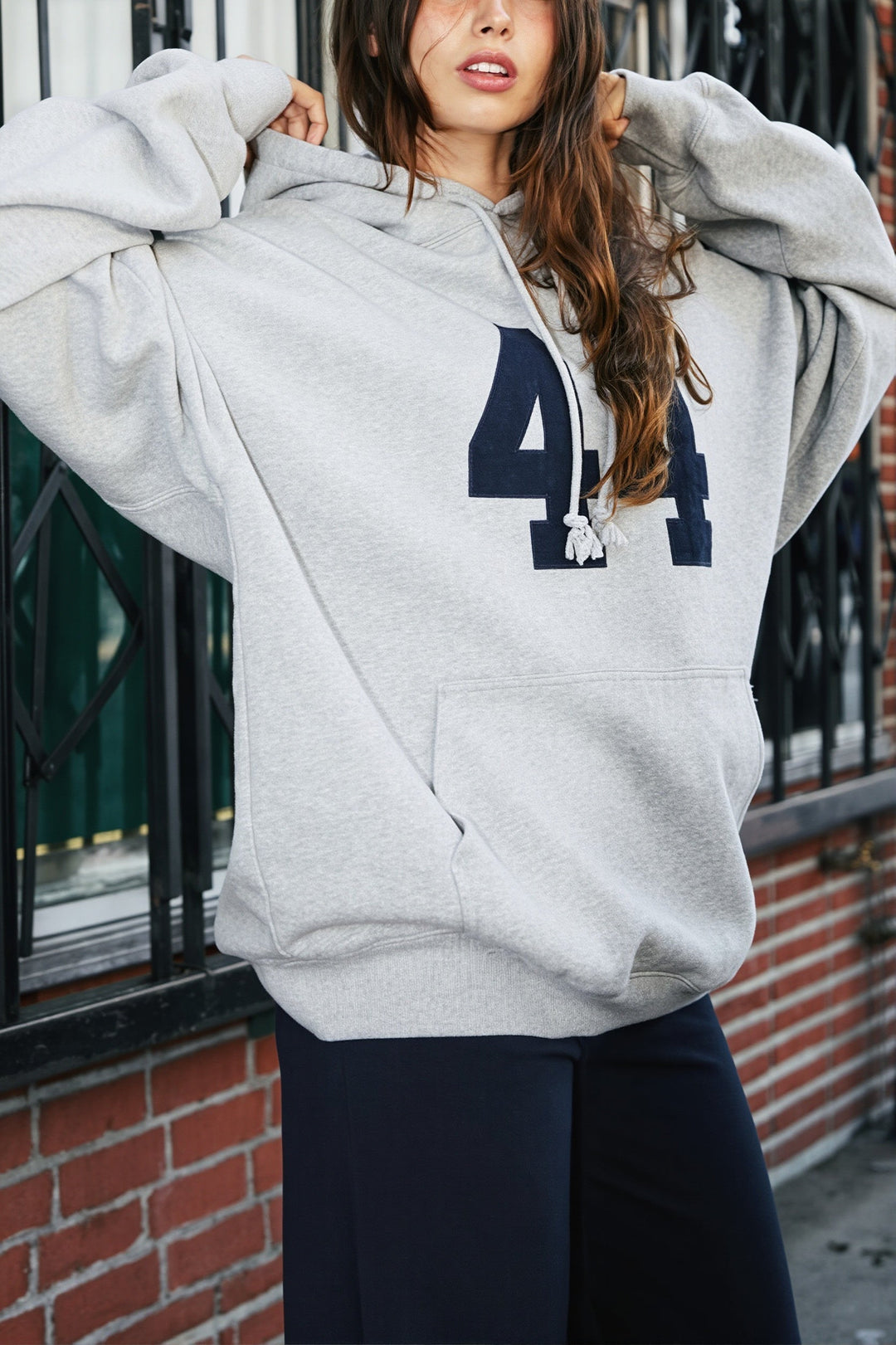 Women's oversized pullover hoodie with hood, number graphic, long sleeves and front pouch pocket