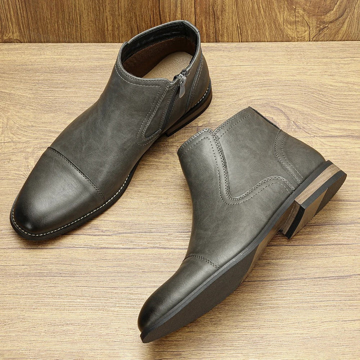 Men's Chelsea ankle boots with elastic side panels, rounded toes and low heels