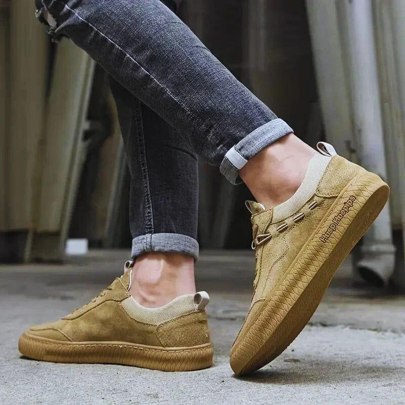Men's low-top lace-up sneakers with textured rubber soles