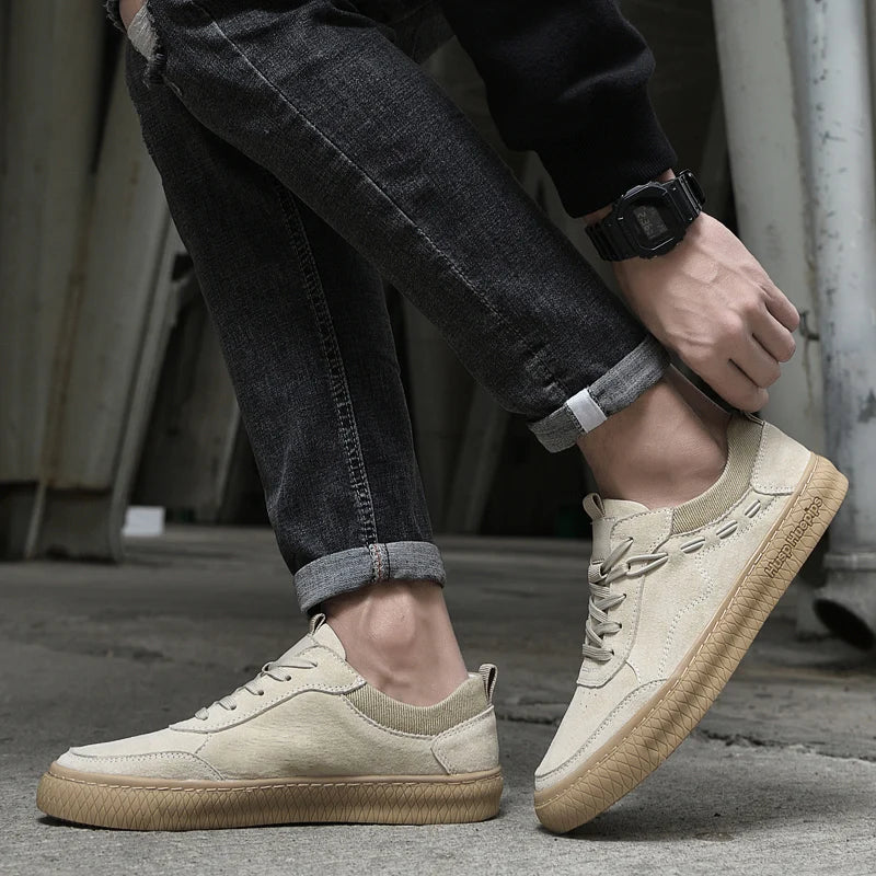 Men's low-top lace-up sneakers with textured rubber soles