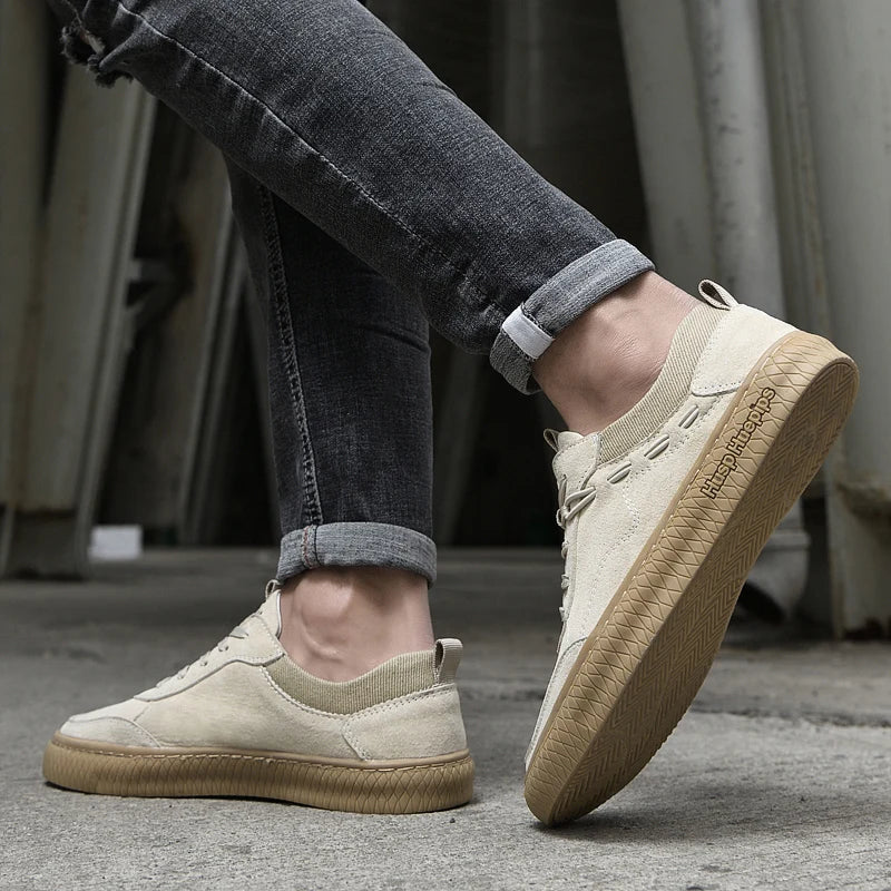 Men's low-top lace-up sneakers with textured rubber soles