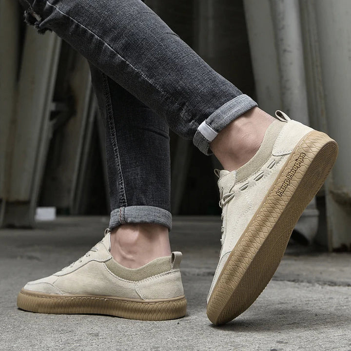 Men's low-top lace-up sneakers with textured rubber soles