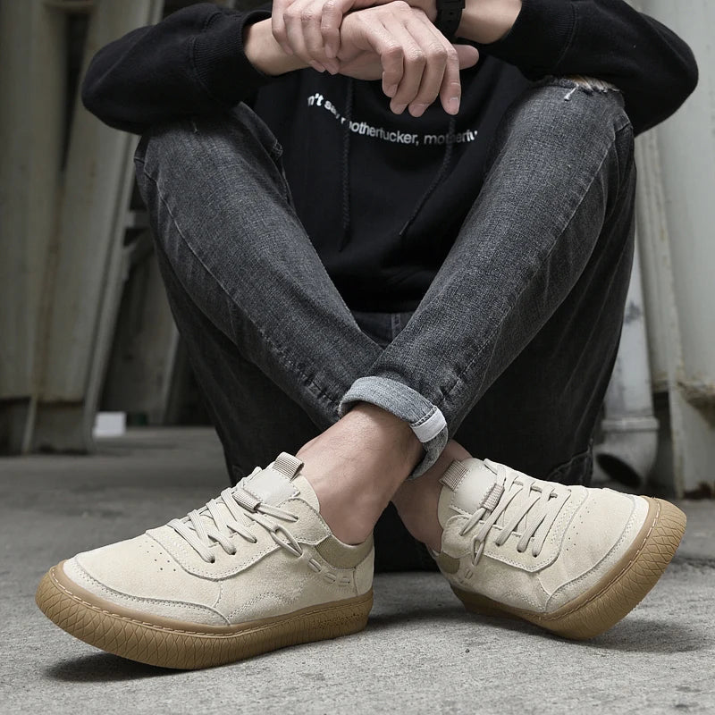 Men's low-top lace-up sneakers with textured rubber soles