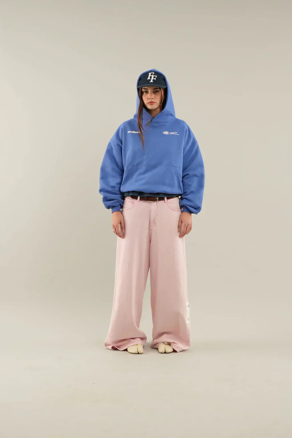 Women's hooded hoodie with long sleeves, cropped hem and kangaroo pocket