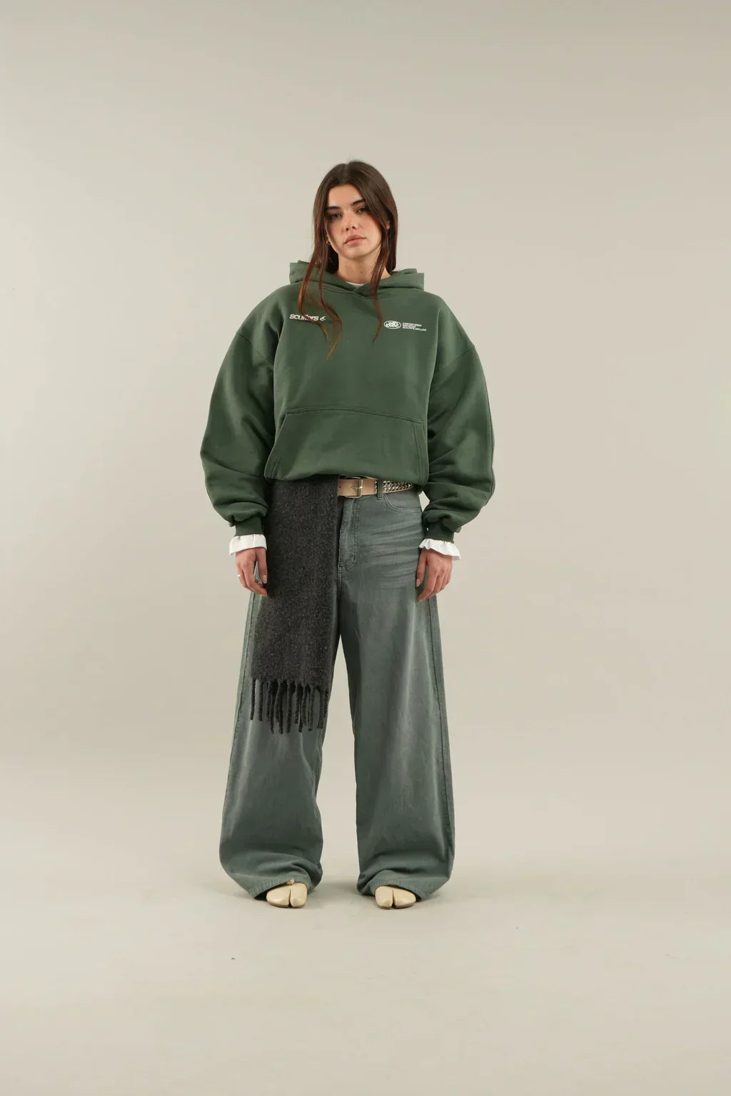 Women's hooded hoodie with long sleeves, cropped hem and kangaroo pocket