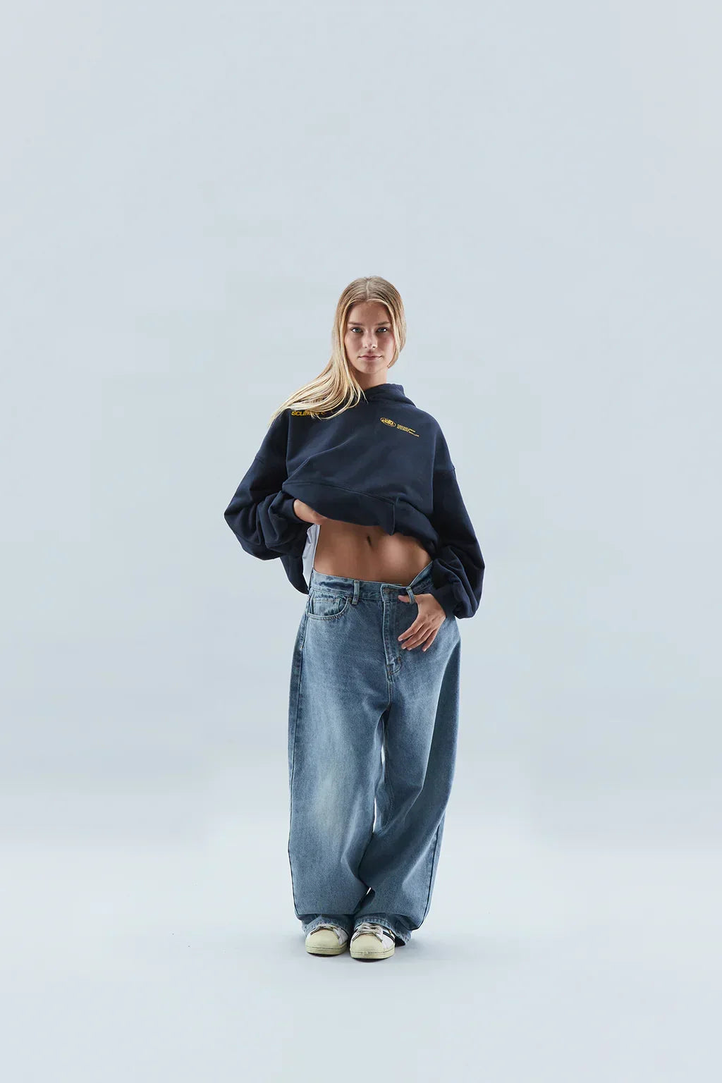 Women's hooded hoodie with long sleeves, cropped hem and kangaroo pocket