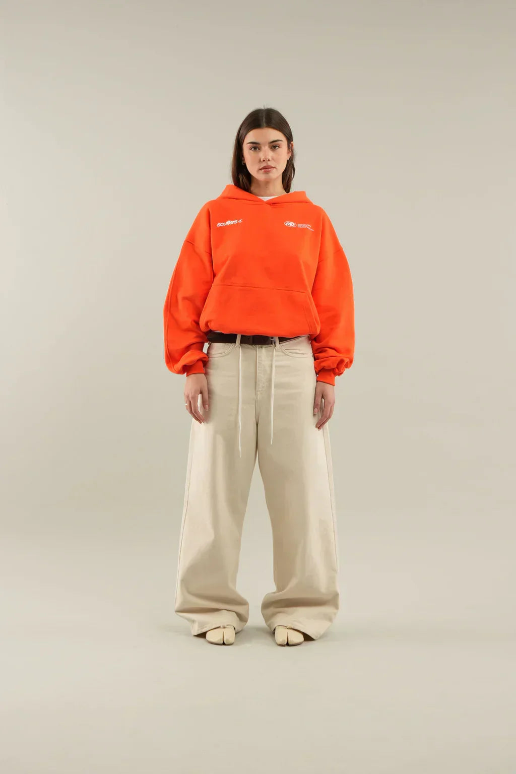 Women's hooded hoodie with long sleeves, cropped hem and kangaroo pocket