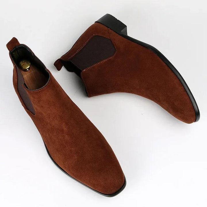 Men's Chelsea ankle boots with elastic side panels and almond toes