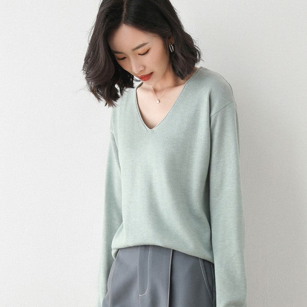 Women's fine-knit crew neck sweater with long sleeves and ribbed trims