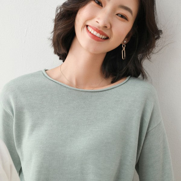 Women's fine-knit crew neck sweater with long sleeves and ribbed trims