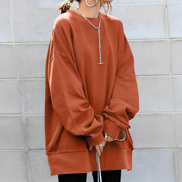 Women's oversized crew neck sweatshirt with long sleeves and curved hem
