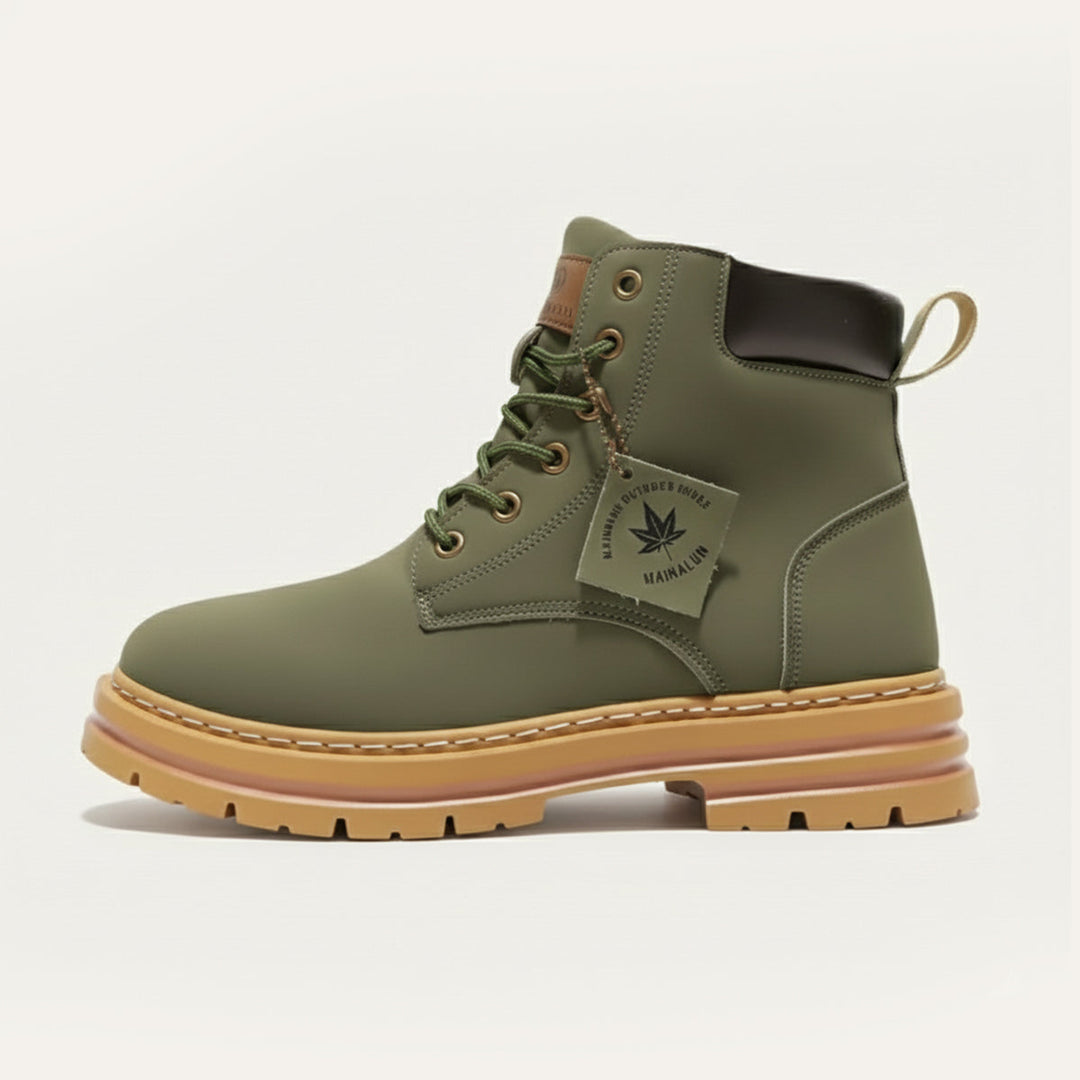 Men's ankle-height lace-up boots with padded collar, round toe and lug sole