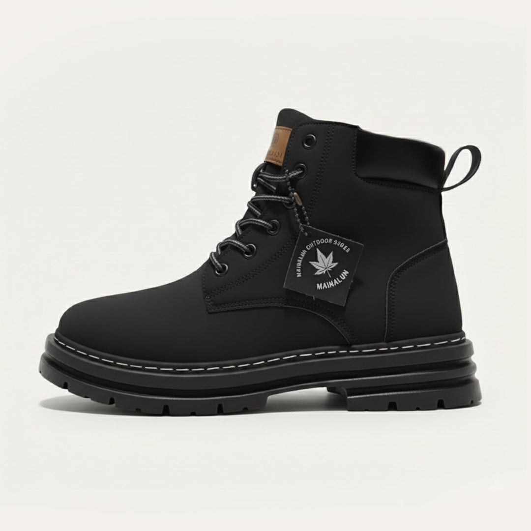 Men's ankle-height lace-up boots with padded collar, round toe and lug sole