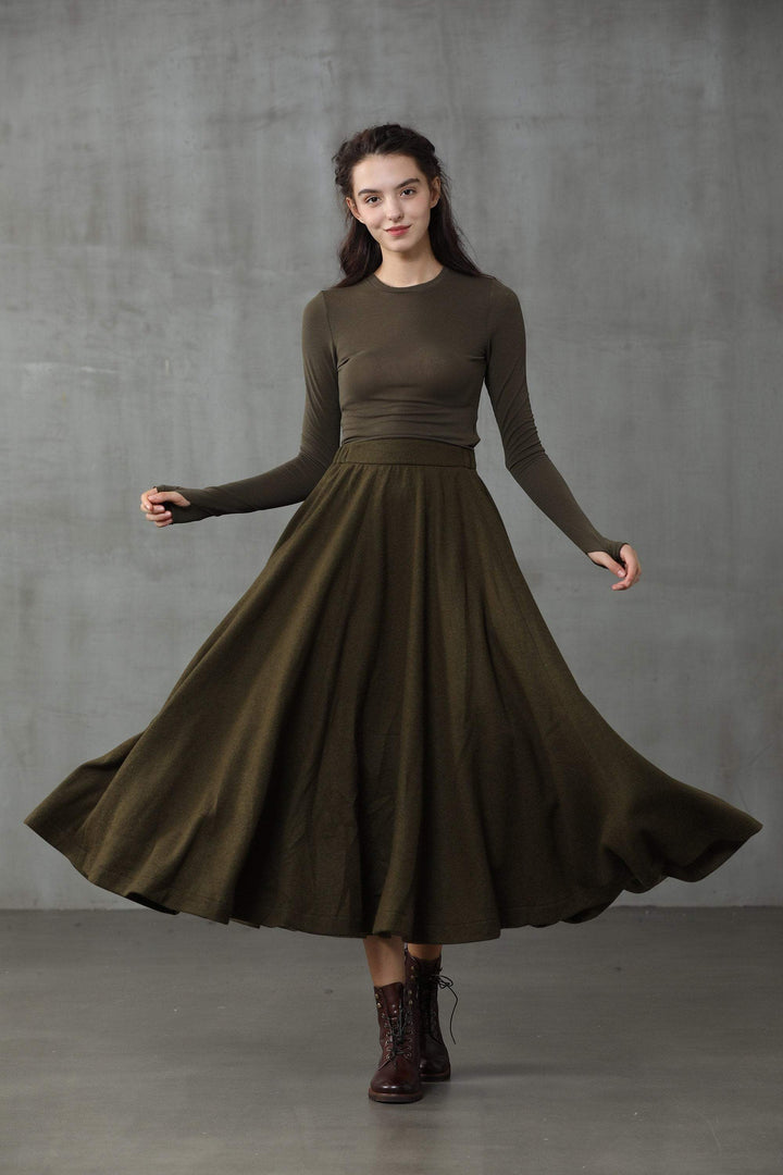 Women's full flared midi skirt with high waistband and flowing folds