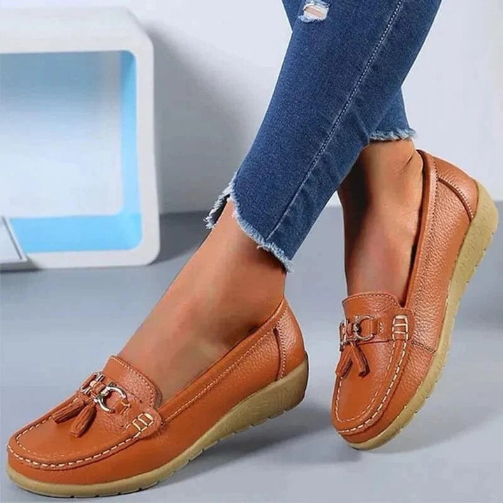 Women's loafers with moc toe, tassels and metal horsebit detail