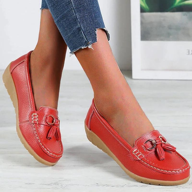 Women's loafers with moc toe, tassels and metal horsebit detail
