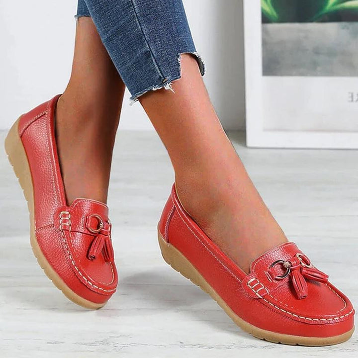 Women's loafers with moc toe, tassels and metal horsebit detail