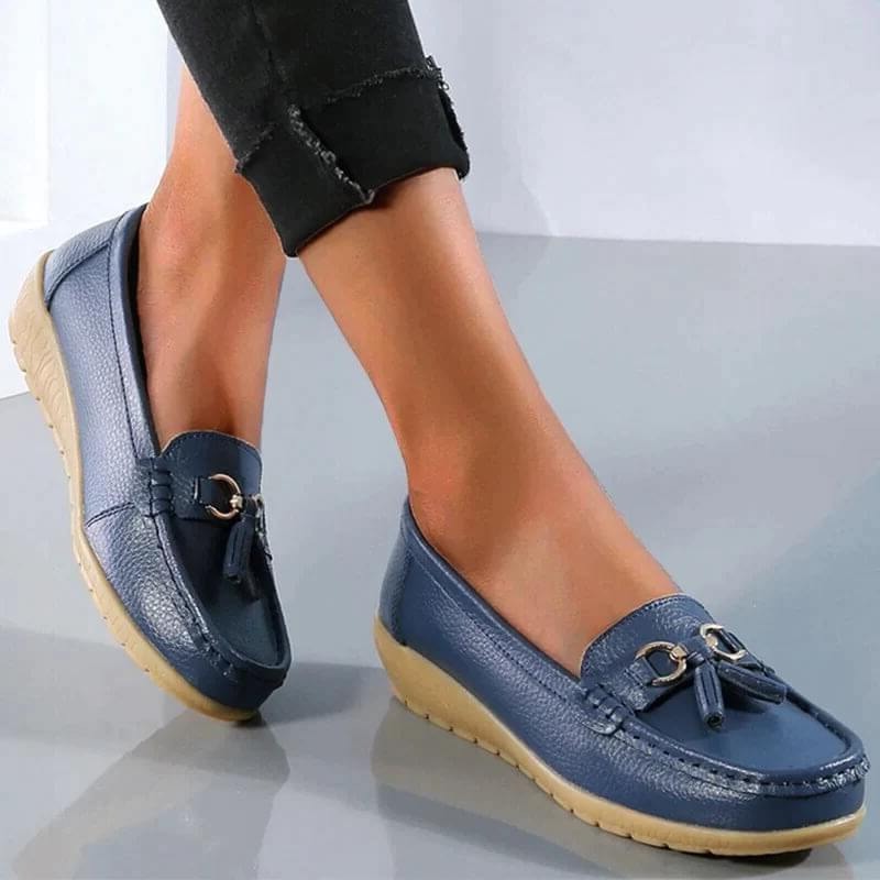 Women's loafers with moc toe, tassels and metal horsebit detail