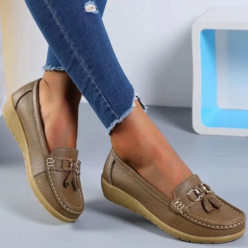 Women's loafers with moc toe, tassels and metal horsebit detail