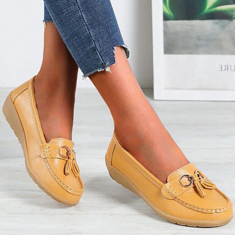 Women's loafers with moc toe, tassels and metal horsebit detail