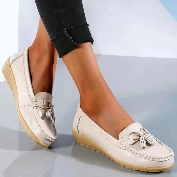Women's loafers with moc toe, tassels and metal horsebit detail