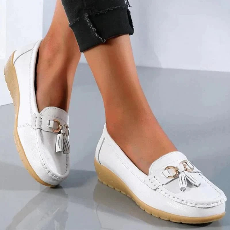Women's loafers with moc toe, tassels and metal horsebit detail