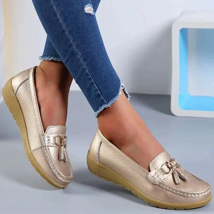 Women's loafers with moc toe, tassels and metal horsebit detail