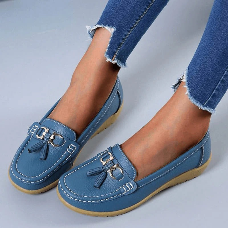 Women's loafers with moc toe, tassels and metal horsebit detail