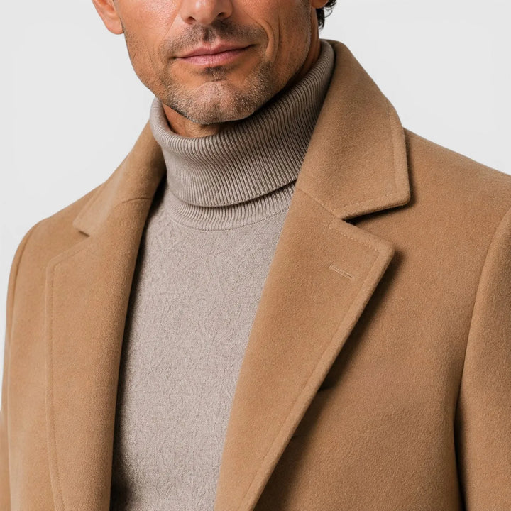 Men's slim fit single-breasted overcoat with lapels and button fastening