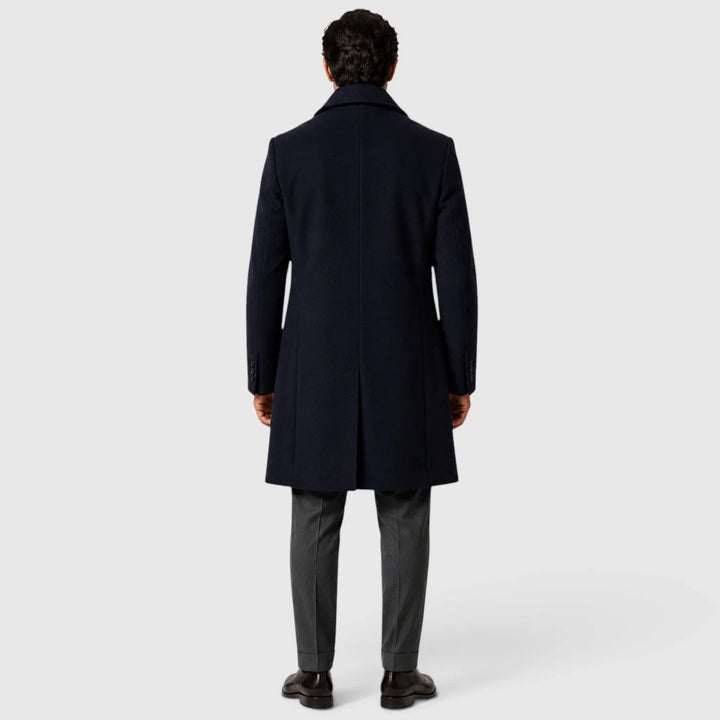 Men's slim fit single-breasted overcoat with lapels and button fastening