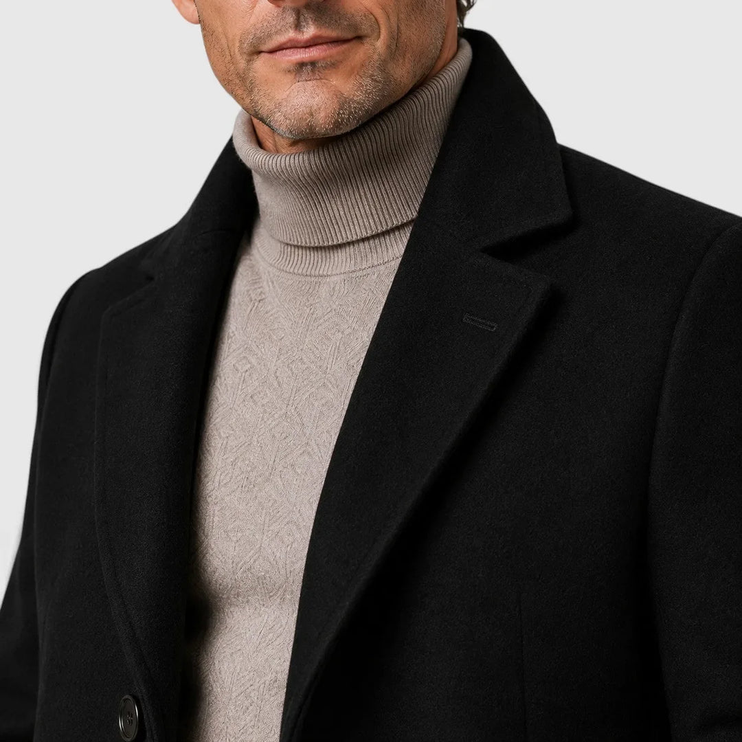 Men's slim fit single-breasted overcoat with lapels and button fastening