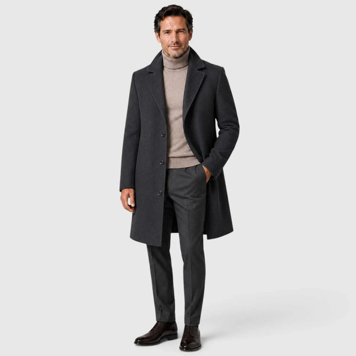 Men's slim fit single-breasted overcoat with lapels and button fastening