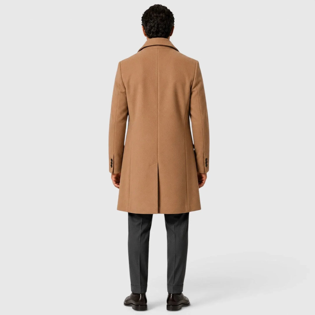 Men's slim fit single-breasted overcoat with lapels and button fastening