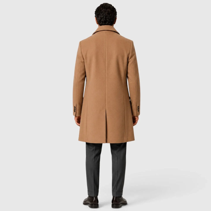Men's slim fit single-breasted overcoat with lapels and button fastening