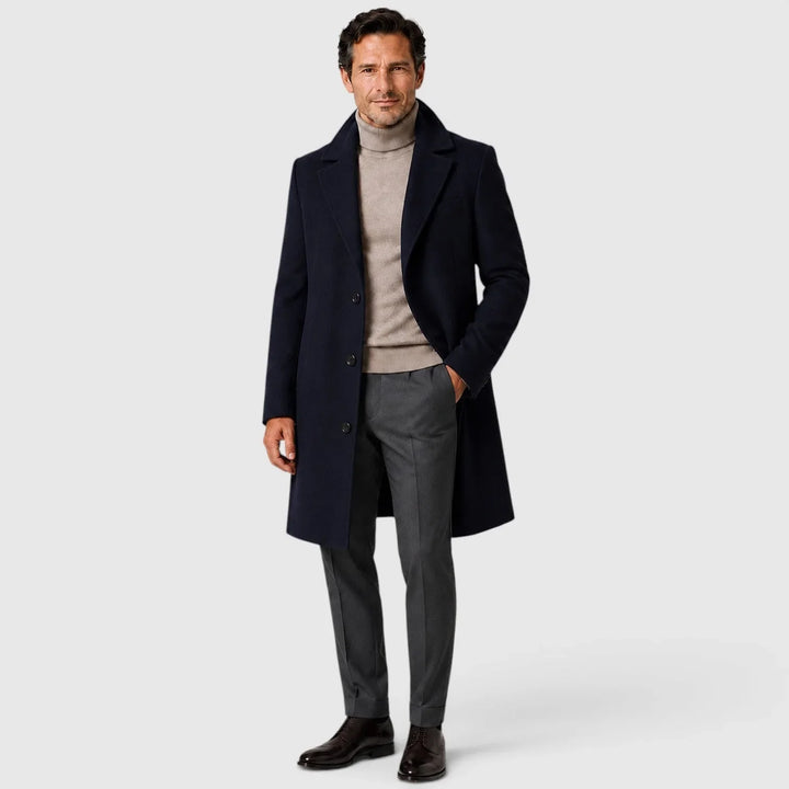 Men's slim fit single-breasted overcoat with lapels and button fastening