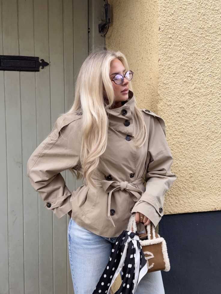 Women's cropped trench jacket with stand collar and tie belt