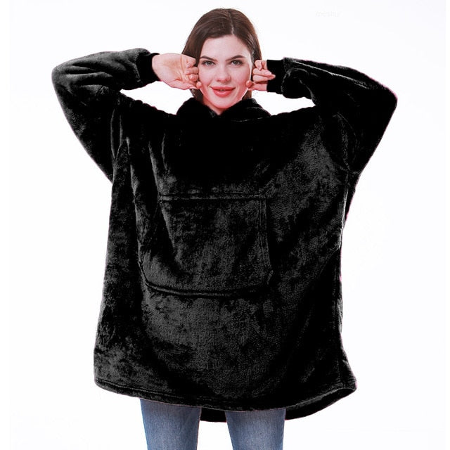 Women's oversized hooded sweatshirt with long sleeves, front kangaroo pocket and tunic-length hem