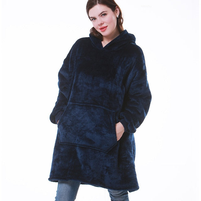 Women's oversized hooded sweatshirt with long sleeves, front kangaroo pocket and tunic-length hem