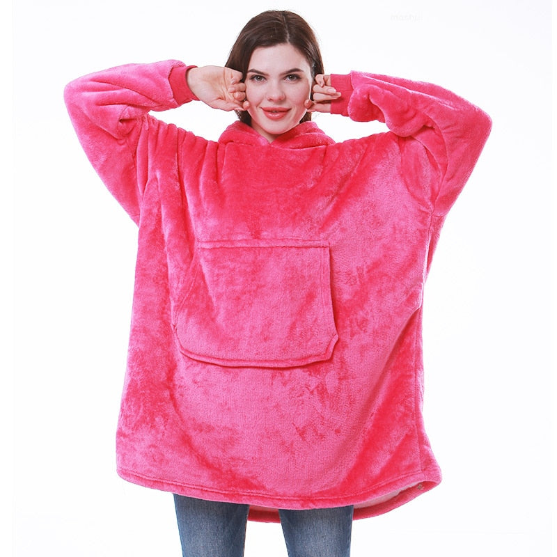 Women's oversized hooded sweatshirt with long sleeves, front kangaroo pocket and tunic-length hem