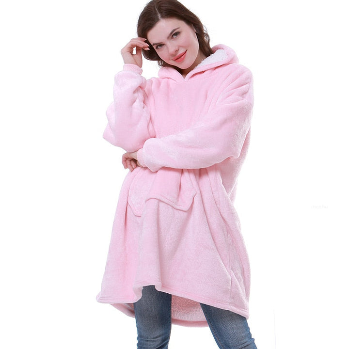 Women's oversized hooded sweatshirt with long sleeves, front kangaroo pocket and tunic-length hem